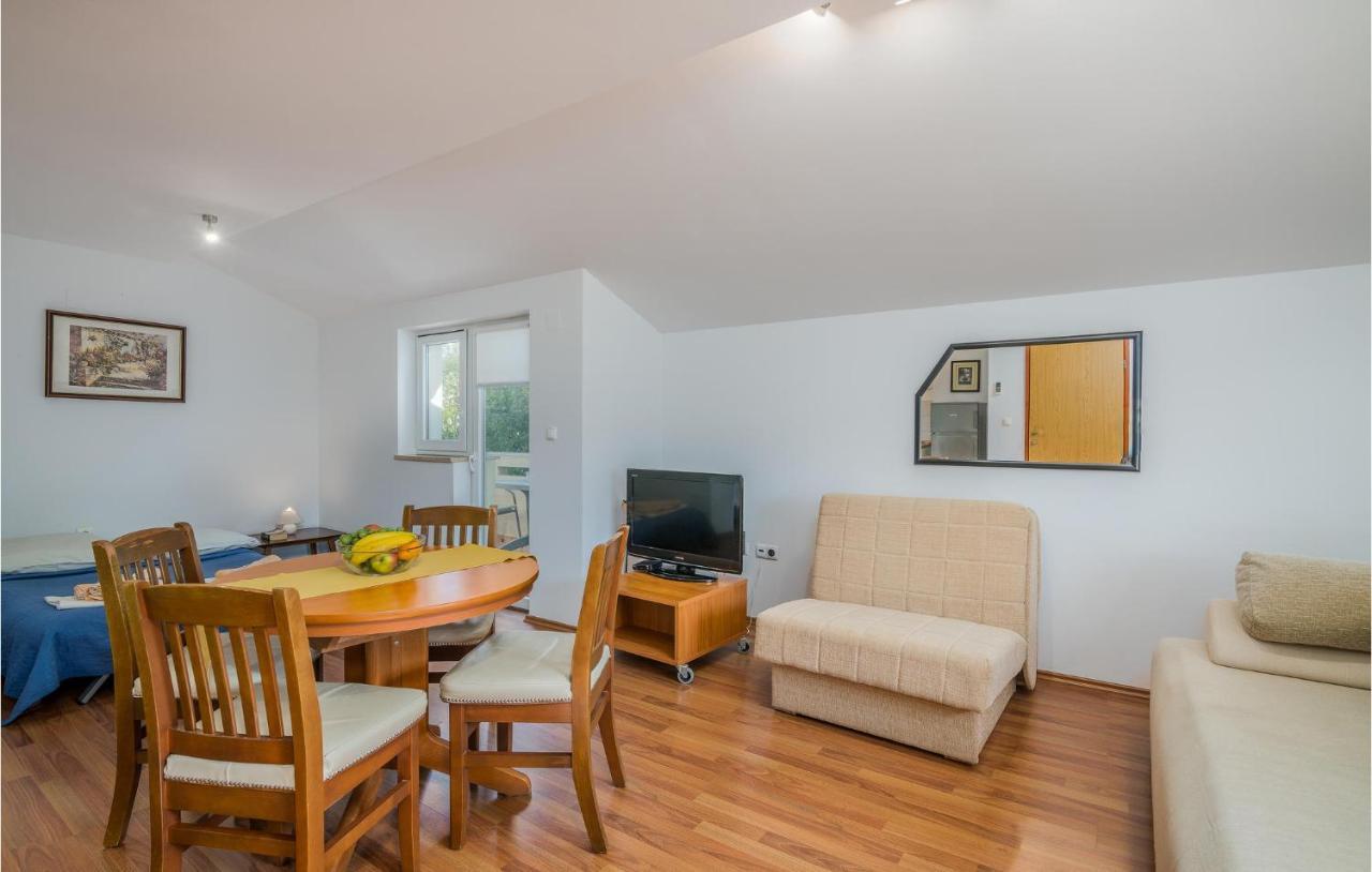 Nice Apartment In Malinska Dubasnica With Kitchen Exteriör bild