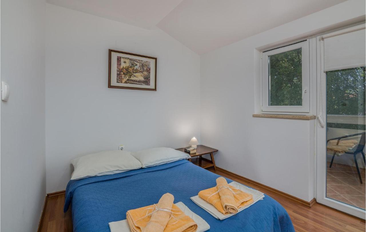 Nice Apartment In Malinska Dubasnica With Kitchen Exteriör bild
