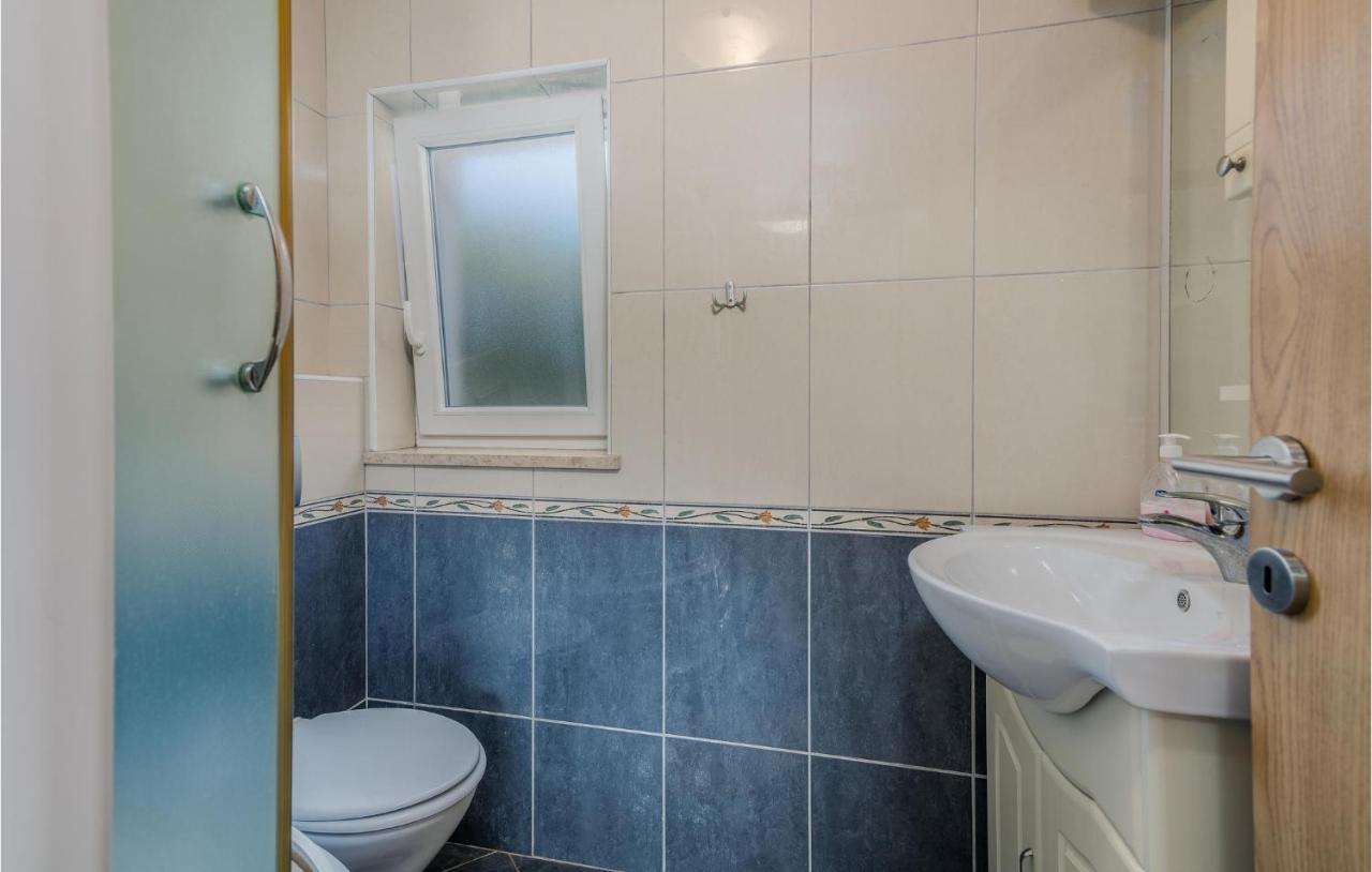 Nice Apartment In Malinska Dubasnica With Kitchen Exteriör bild