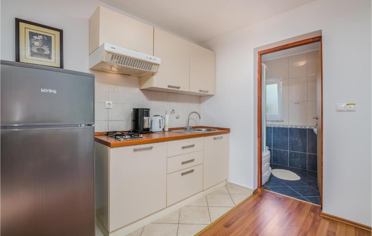 Nice Apartment In Malinska Dubasnica With Kitchen Exteriör bild