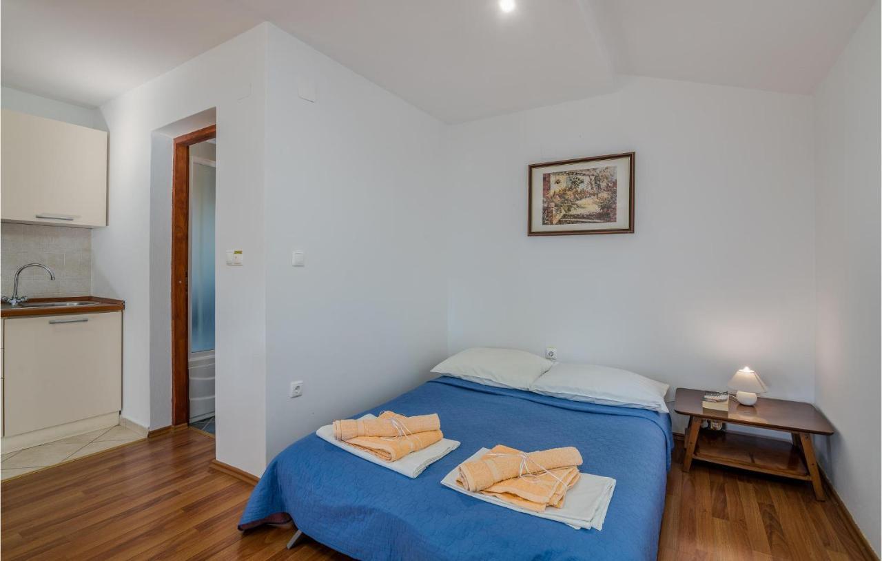 Nice Apartment In Malinska Dubasnica With Kitchen Exteriör bild