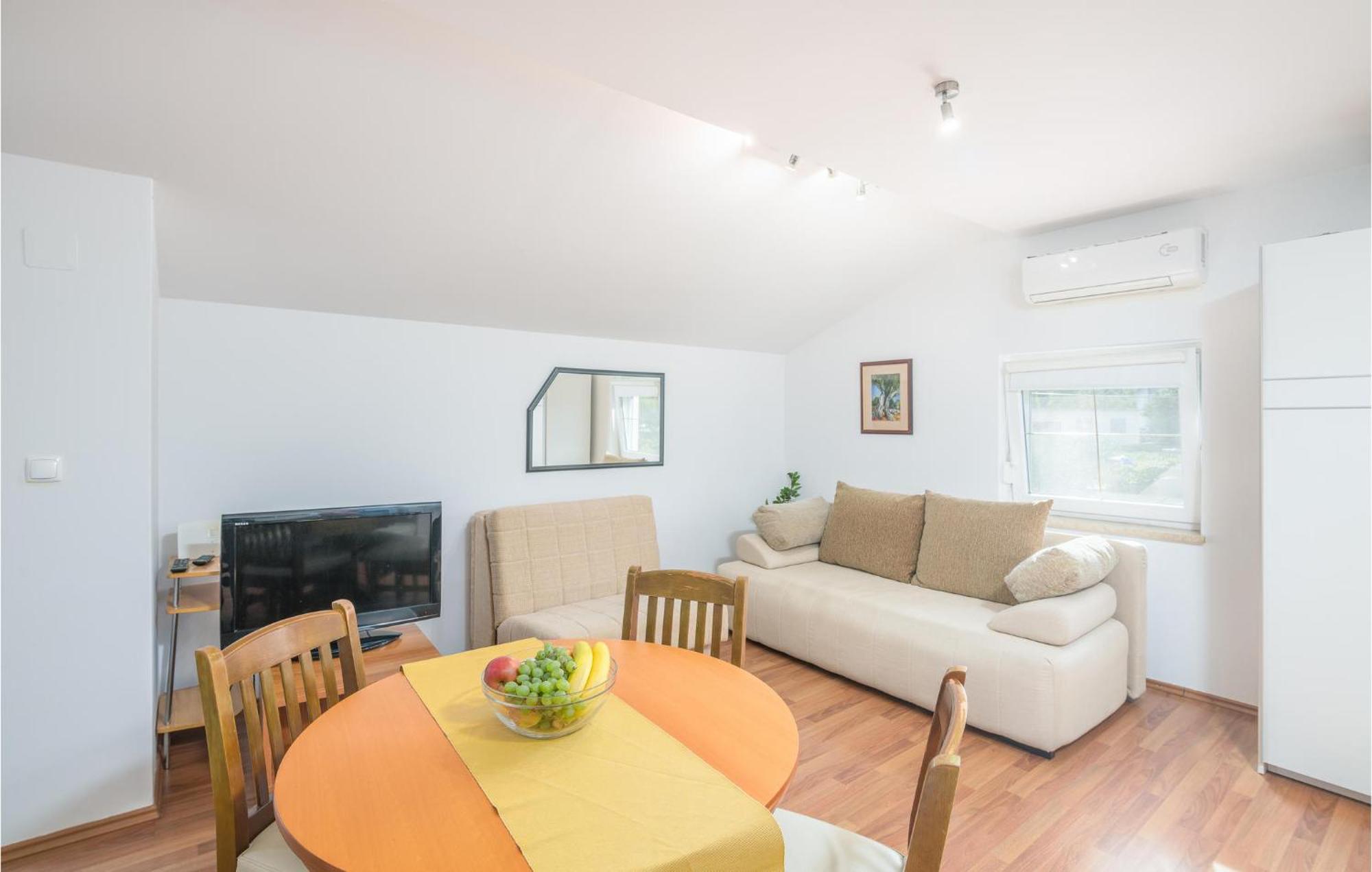 Nice Apartment In Malinska Dubasnica With Kitchen Exteriör bild